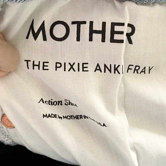 MOTHER WOMEN'S THE PIXIE ANKLE FRAY JEAN in Action Shot Size 28 - Picture 4 of 11